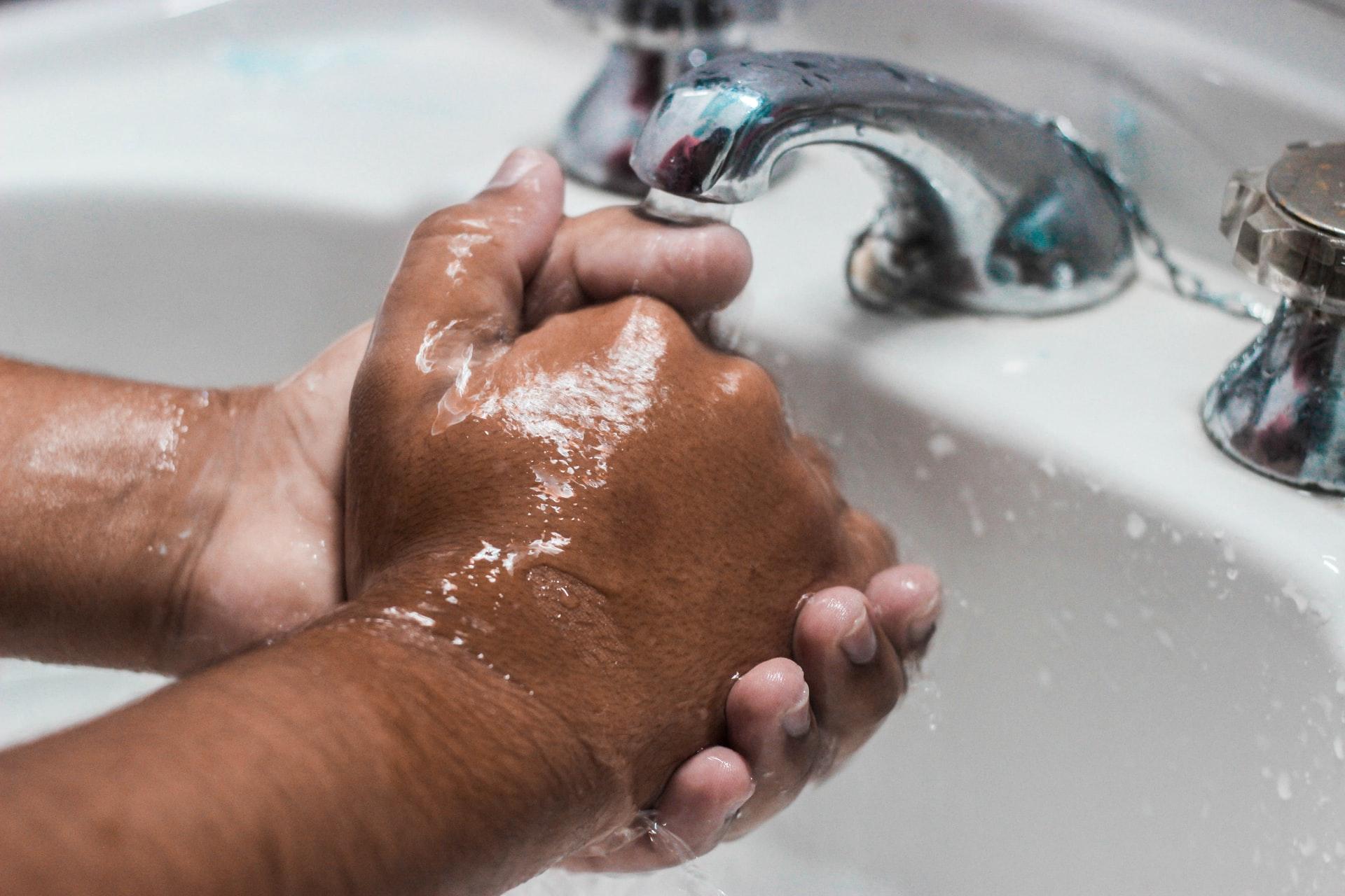 Imagen ilustrativa de persona lavándose las manos